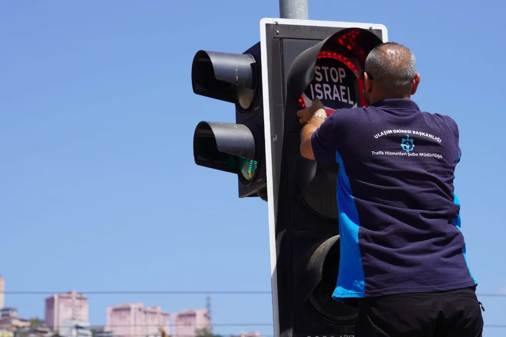 Büyükşehir, kırmızı ışıkla “Stop İsrail” dedi