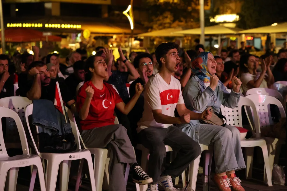 Ay-Yıldızlı coşku meydana sığmadı