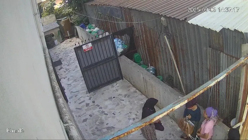 Bahçede kıyafet değiştiren kadınlar, merak konusu oldu