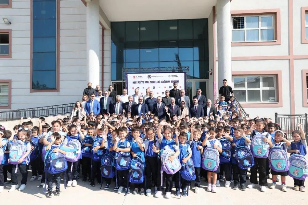 Başkan Ömeroğlu’ndan 1. Sınıf Öğrencilerine Çanta ve Kırtasiye Desteği