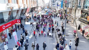 AVCILAR’DA 8 MART RÜZGARI: MOR KALEMLER YAZDI, YÜZLERCE KADIN EŞİTLİK İÇİN PEDAL ÇEVİRDİ