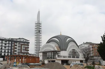 Çiftçi, kent meydanındaki çalışmaları inceledi